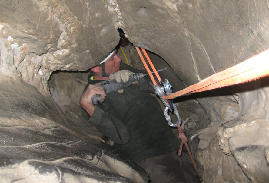 Einer der Retter, der am Flaschenzugsystem in der Nutty Putty-Höhle arbeitet. Bildnachweis: UCSSAR.org